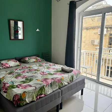 Δωμάτια σε οικογενειακή κατοικία Next To Sliema Beach, Air Condition Room, Spacious And Comfortable