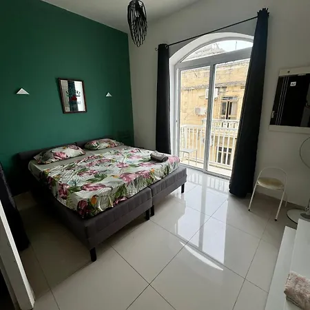 Next To Sliema Beach, Air Condition Room, Spacious And Comfortable Проживание в семье *